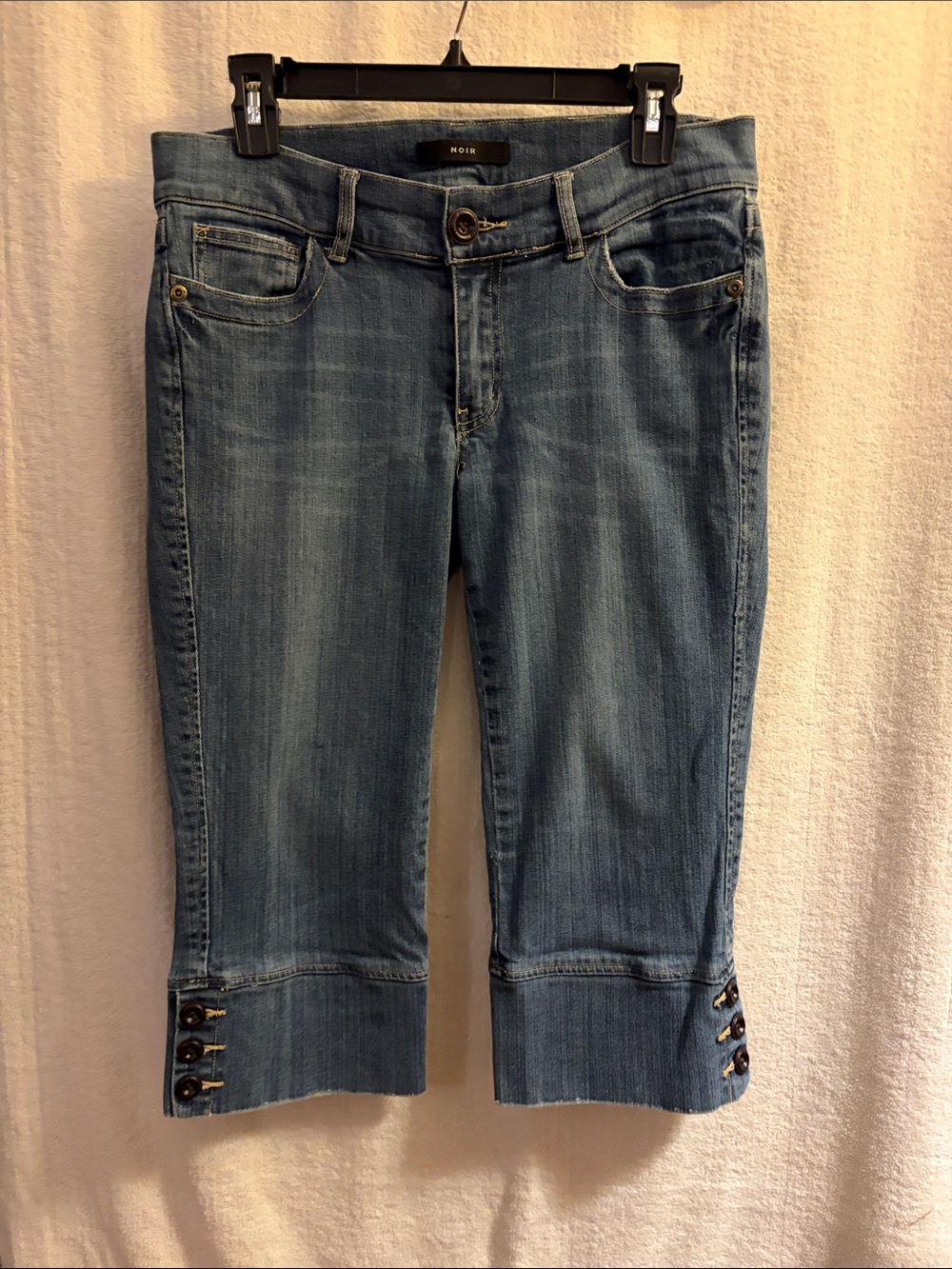 blanc noir Light Blue Cropped Button-Cuff Jeans